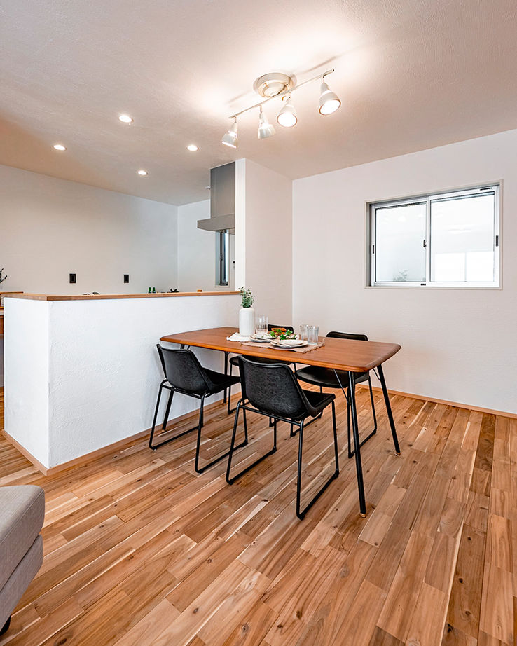 遊友建築工房 【尼崎市／2000万円台】密集地でも明るく、プライバシー保護。車２台以上駐車できる、張り出した軒のある家の建築実例画像7