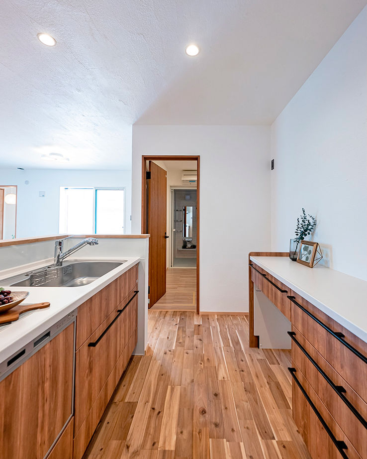 遊友建築工房 【尼崎市／2000万円台】密集地でも明るく、プライバシー保護。車２台以上駐車できる、張り出した軒のある家の建築実例画像8