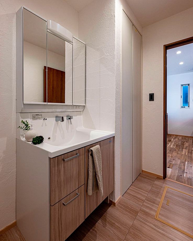 遊友建築工房 【尼崎市／2000万円台】密集地でも明るく、プライバシー保護。車２台以上駐車できる、張り出した軒のある家の建築実例画像10