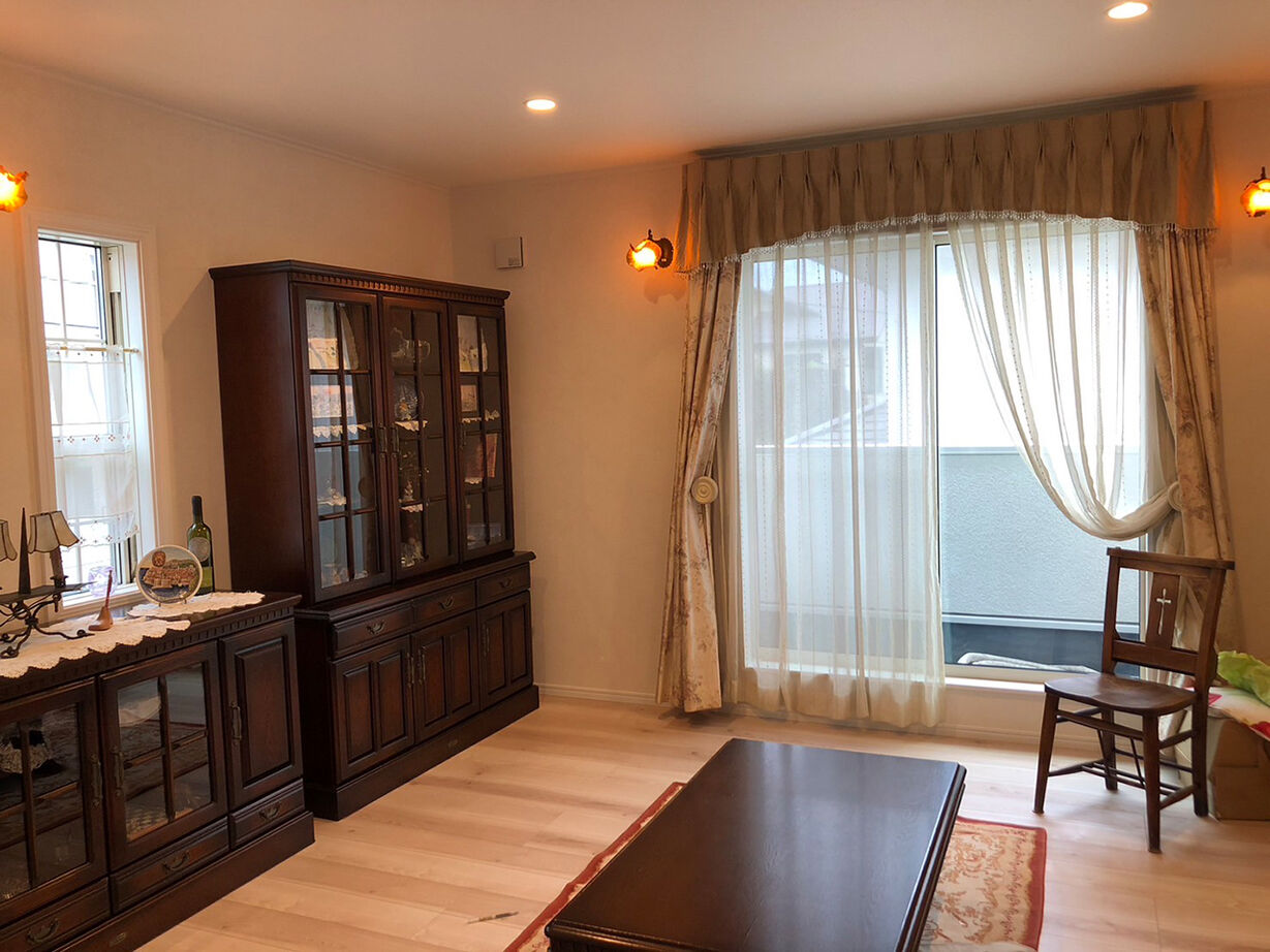 北条建設 【2500～2999万円/フレンチモダン】石貼りと塗り壁の外壁。お気に入りの家具でゲストをおもてなしの建築実例画像4