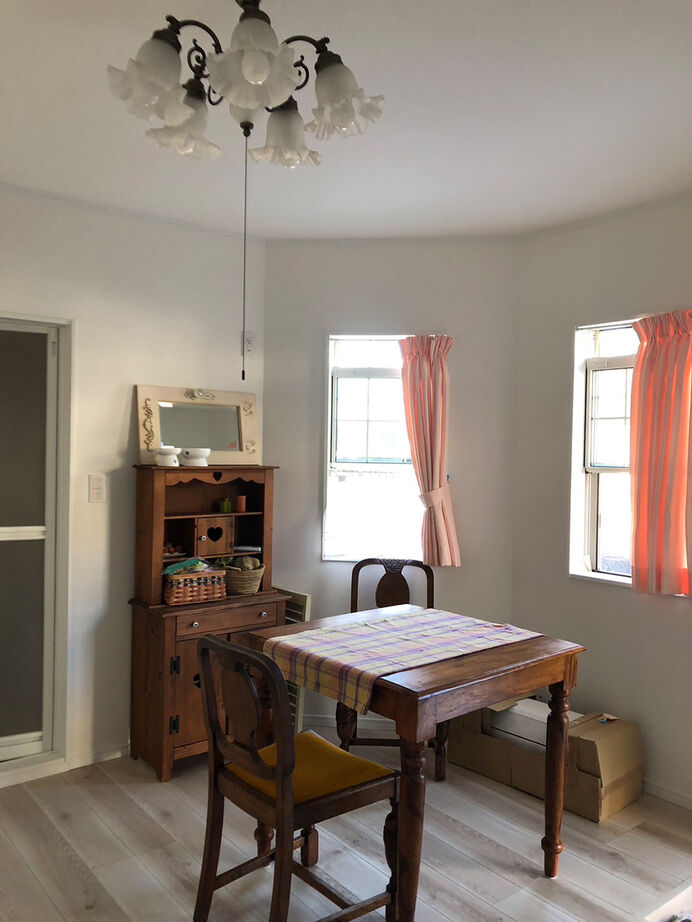 北条建設 【2500～2999万円/フレンチモダン】石貼りと塗り壁の外壁。お気に入りの家具でゲストをおもてなしの建築実例画像6