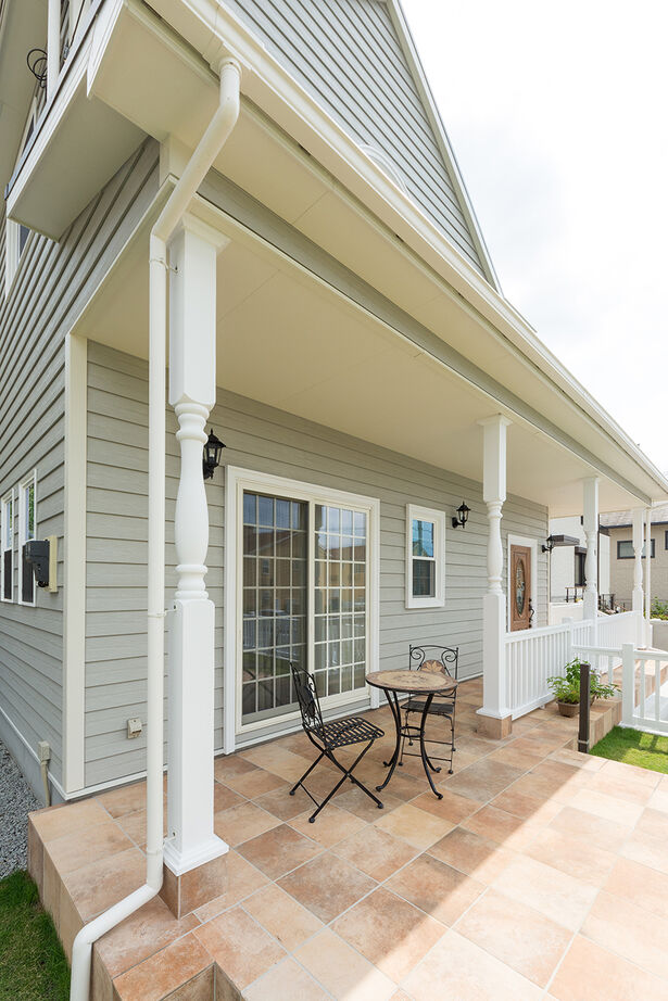 北条建設 【3000～3499万円/コロニアル】NY生活を彷彿とさせる空間。カバードポーチで過ごすくつろぎの時間の建築実例画像2