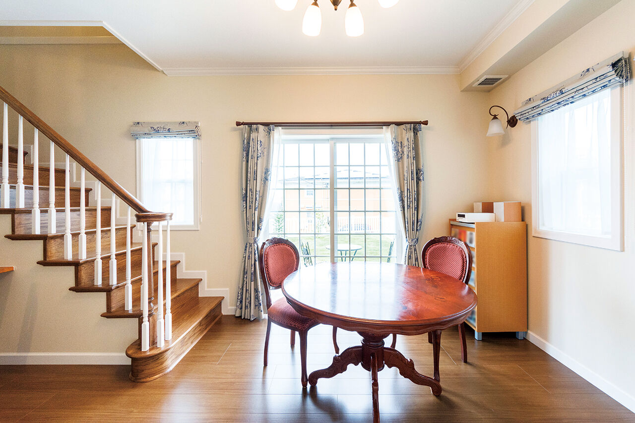 北条建設 【3000～3499万円/コロニアル】NY生活を彷彿とさせる空間。カバードポーチで過ごすくつろぎの時間の建築実例画像4