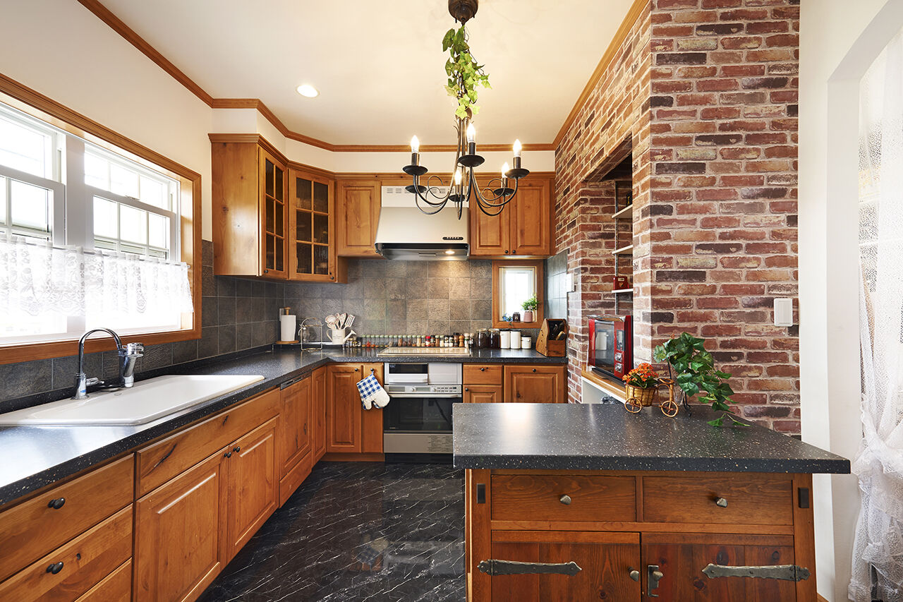 北条建設 【4000万円～/イギリス・コッツウォルズ】海外暮らしを再現した石貼りの外壁と吹き抜けの塔屋の建築実例画像2