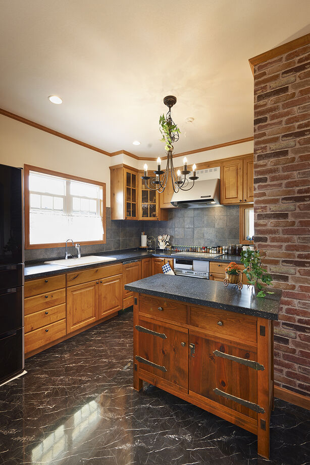 北条建設 【4000万円～/イギリス・コッツウォルズ】海外暮らしを再現した石貼りの外壁と吹き抜けの塔屋の建築実例画像3