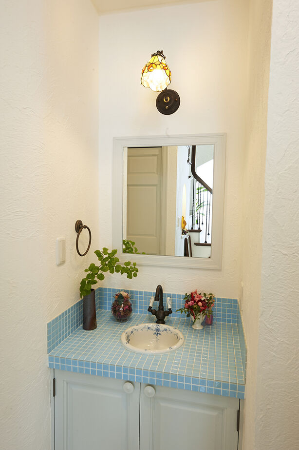 北条建設 【4000万円～/イギリス・コッツウォルズ】海外暮らしを再現した石貼りの外壁と吹き抜けの塔屋の建築実例画像7