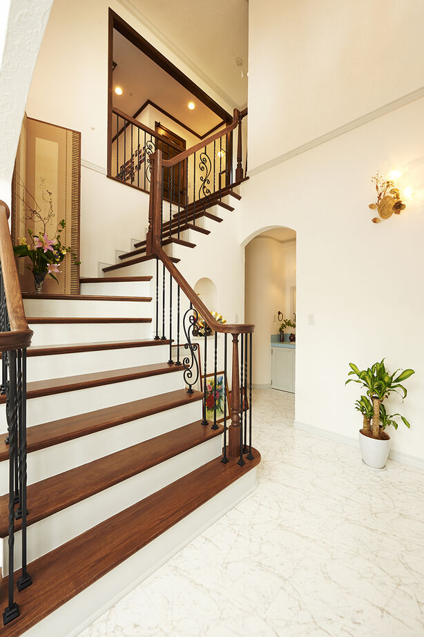 北条建設 【4000万円～/イギリス・コッツウォルズ】海外暮らしを再現した石貼りの外壁と吹き抜けの塔屋の建築実例画像8