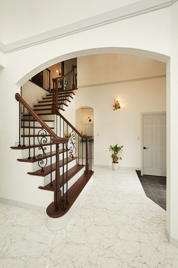 北条建設 【4000万円～/イギリス・コッツウォルズ】海外暮らしを再現した石貼りの外壁と吹き抜けの塔屋の建築実例画像9