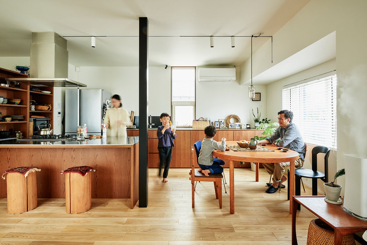 タカノホーム 【自然光が空間を包み込み、家族の物語を紡ぐ家】2階LDK・オーダーメイドキッチン、理想のくらしがここにの建築実例画像2