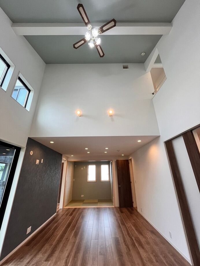 アイム・ユニバース 【沖縄県/二世帯住宅/吹抜け/間取り図有】10帖の広々バルコニーで贅沢な時間を楽しむ、開放感抜群の住まいの建築実例画像2