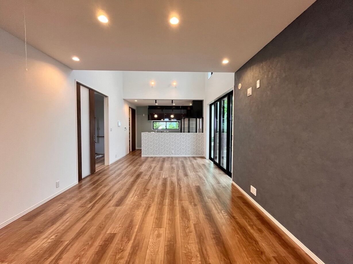 アイム・ユニバース 【沖縄県/二世帯住宅/吹抜け/間取り図有】10帖の広々バルコニーで贅沢な時間を楽しむ、開放感抜群の住まいの建築実例画像3