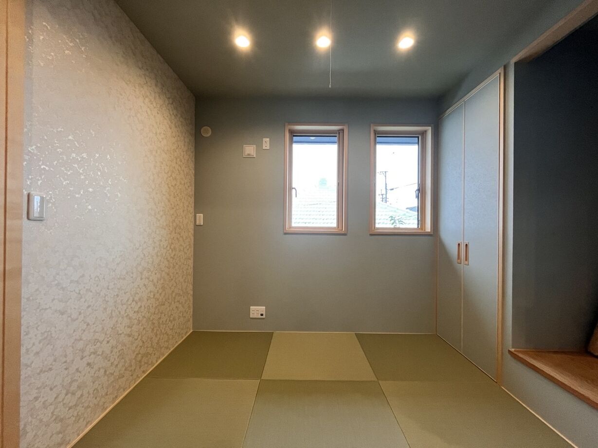 アイム・ユニバース 【沖縄県/二世帯住宅/吹抜け/間取り図有】10帖の広々バルコニーで贅沢な時間を楽しむ、開放感抜群の住まいの建築実例画像4