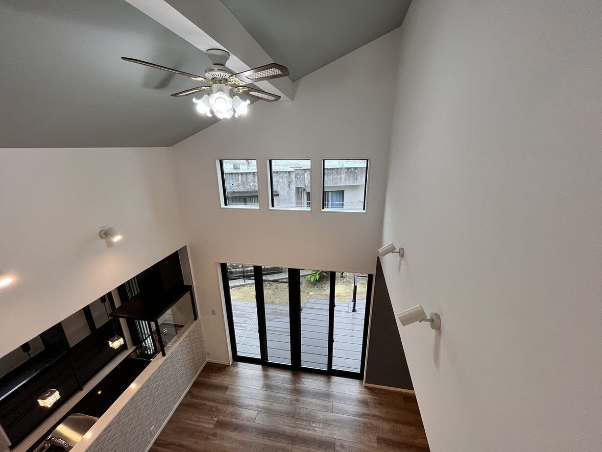 アイム・ユニバース 【沖縄県/二世帯住宅/吹抜け/間取り図有】10帖の広々バルコニーで贅沢な時間を楽しむ、開放感抜群の住まいの建築実例画像5