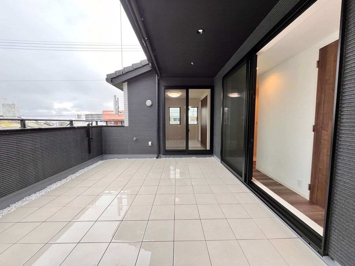 アイム・ユニバース 【沖縄県/二世帯住宅/吹抜け/間取り図有】10帖の広々バルコニーで贅沢な時間を楽しむ、開放感抜群の住まいの建築実例画像6