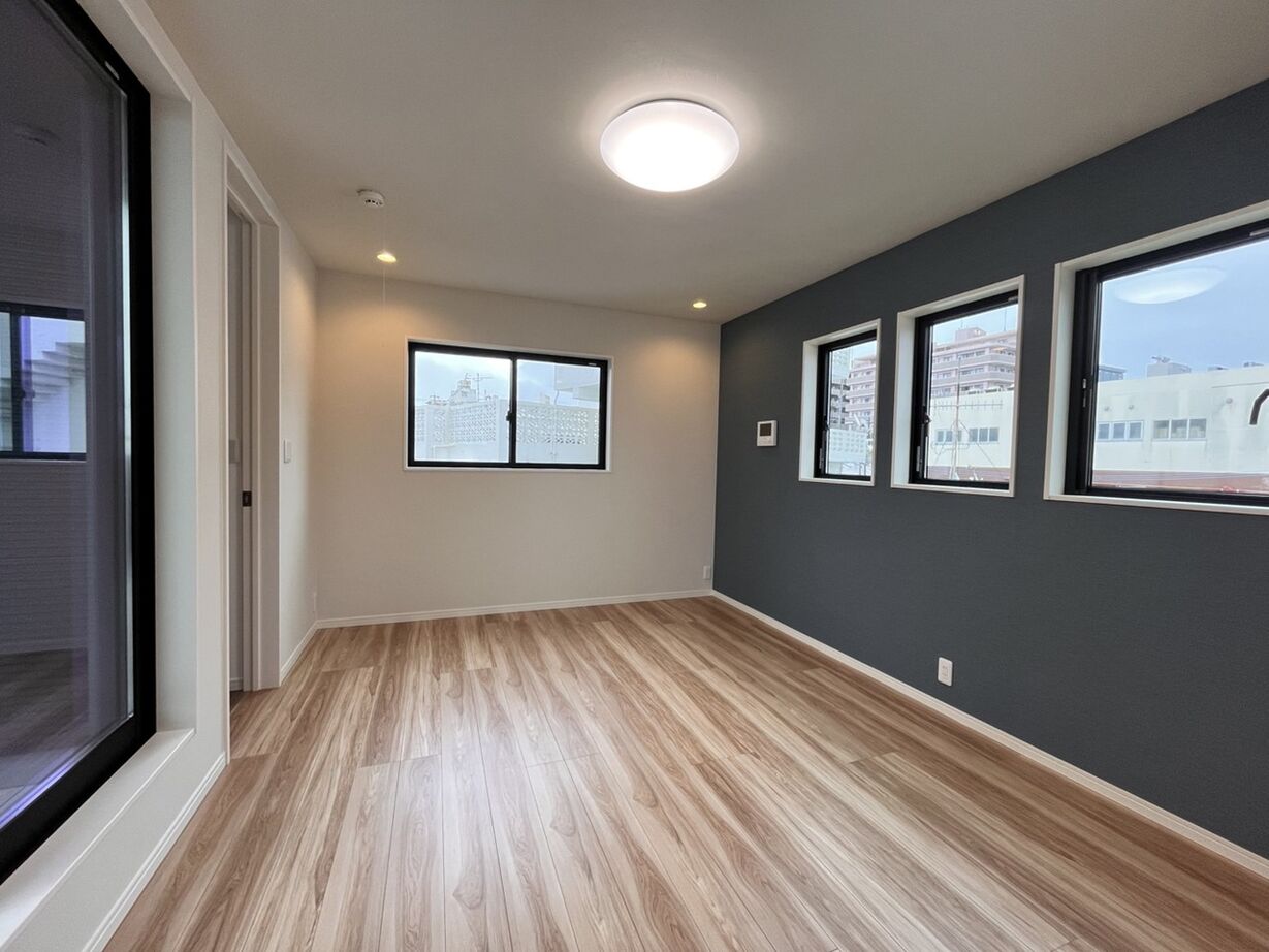 アイム・ユニバース 【沖縄県/二世帯住宅/吹抜け/間取り図有】10帖の広々バルコニーで贅沢な時間を楽しむ、開放感抜群の住まいの建築実例画像8