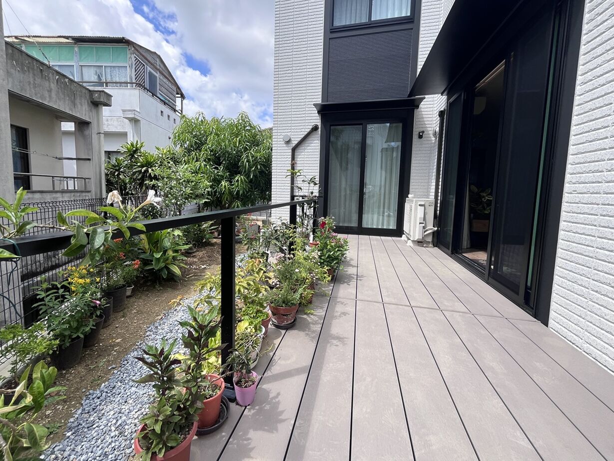 アイム・ユニバース 【沖縄県/二世帯住宅/吹抜け/間取り図有】10帖の広々バルコニーで贅沢な時間を楽しむ、開放感抜群の住まいの建築実例画像9