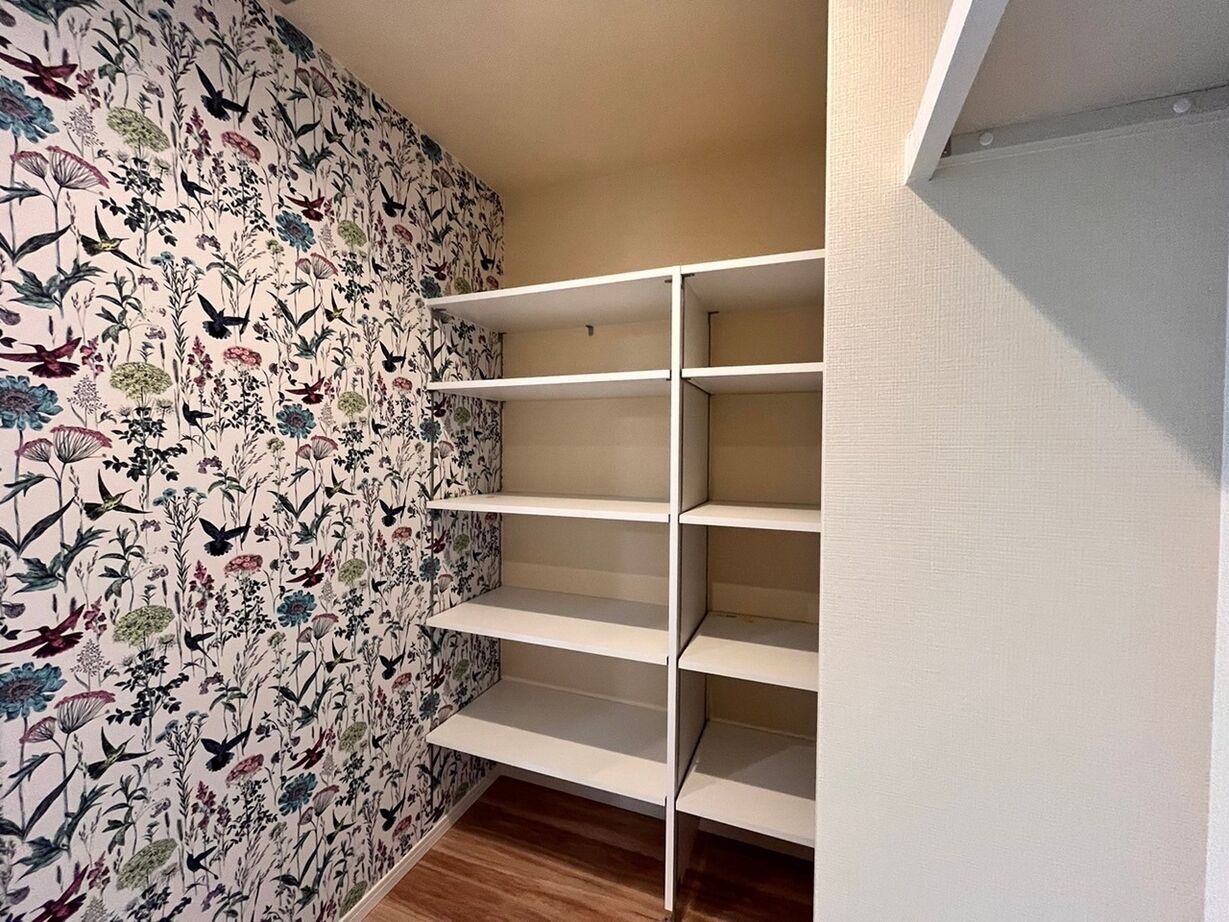 アイム・ユニバース 【沖縄県/二世帯住宅/吹抜け/間取り図有】10帖の広々バルコニーで贅沢な時間を楽しむ、開放感抜群の住まいの建築実例画像10