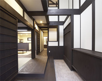 椎葉工務店 【2000万円‐2500万円】【間取り図あり】内土間と大きな吹抜けで再現 生まれ育った「京町家」の家の建築実例画像1