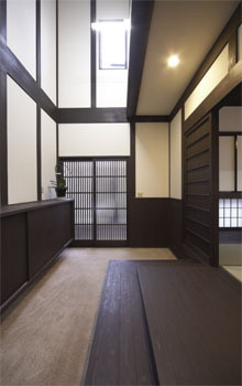 椎葉工務店 【2000万円‐2500万円】【間取り図あり】内土間と大きな吹抜けで再現 生まれ育った「京町家」の家の建築実例画像2