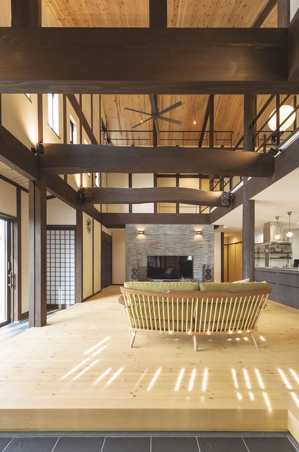 椎葉工務店 【2500万円‐3000万円】【間取り図あり】家に合わせて選んだ地松の梁　キッチンは｢酒蔵｣のイメージにの建築実例画像2