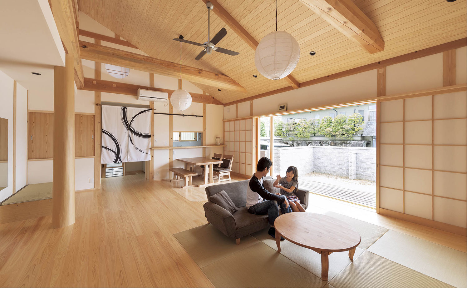 椎葉工務店 【2500～3000万円】米松の梁、杉の丸柱、桧の無垢床に包まれたLDK。木を知りつくした匠が作るこだわりの家の建築実例画像2