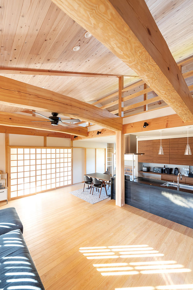 椎葉工務店 【大阪/平屋/3000万円台/子育て/間取り有】地松の梁、杉の天井、桧の床。表情豊かな木の平屋の建築実例画像3