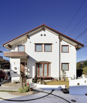 しのだ工務店 可愛らしい三角屋根と、暖かさに一目惚れ。女性設計士と創り上げた、木製サッシにぬくもりを感じる漆喰の家の建築実例画像