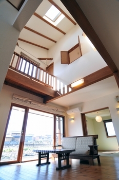 しのだ工務店 天窓から降りそそぐ光が家族を包み、心地よい風が吹き抜ける。　職人さんの手仕事で築く、木と漆喰の家の建築実例画像2