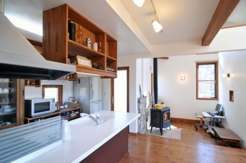 しのだ工務店 天窓から降りそそぐ光が家族を包み、心地よい風が吹き抜ける。　職人さんの手仕事で築く、木と漆喰の家の建築実例画像3