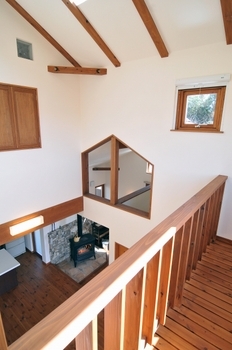 しのだ工務店 天窓から降りそそぐ光が家族を包み、心地よい風が吹き抜ける。　職人さんの手仕事で築く、木と漆喰の家の建築実例画像4