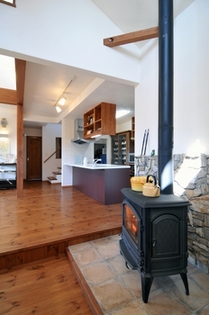 しのだ工務店 天窓から降りそそぐ光が家族を包み、心地よい風が吹き抜ける。　職人さんの手仕事で築く、木と漆喰の家の建築実例画像6