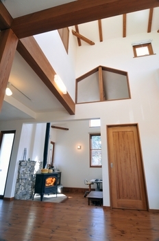 しのだ工務店 天窓から降りそそぐ光が家族を包み、心地よい風が吹き抜ける。　職人さんの手仕事で築く、木と漆喰の家の建築実例画像7