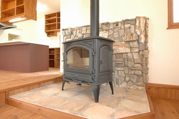 しのだ工務店 天窓から降りそそぐ光が家族を包み、心地よい風が吹き抜ける。　職人さんの手仕事で築く、木と漆喰の家の建築実例画像8