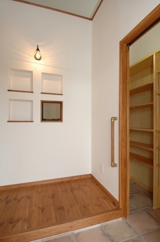 しのだ工務店 天窓から降りそそぐ光が家族を包み、心地よい風が吹き抜ける。　職人さんの手仕事で築く、木と漆喰の家の建築実例画像9