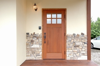 しのだ工務店 天窓から降りそそぐ光が家族を包み、心地よい風が吹き抜ける。　職人さんの手仕事で築く、木と漆喰の家の建築実例画像10