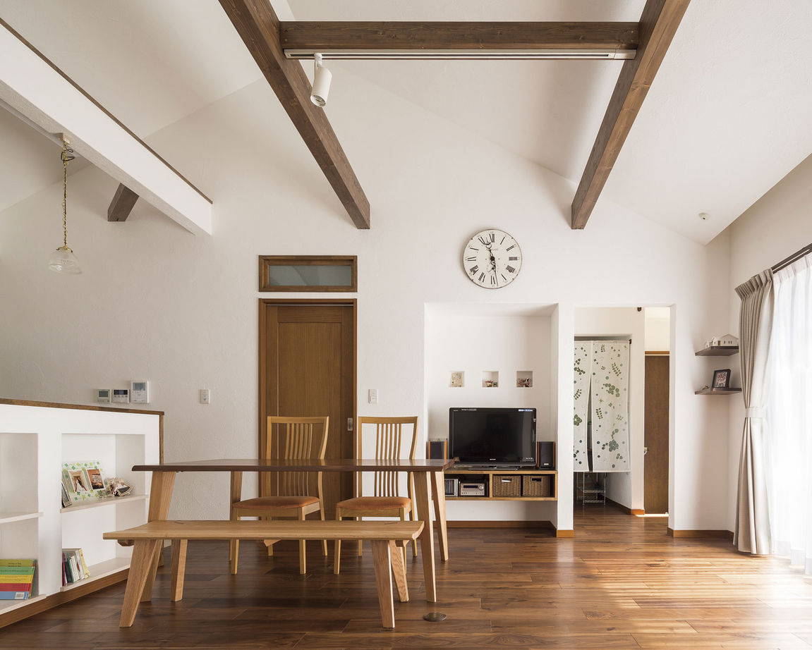 しのだ工務店 総漆喰と無垢材、光に包まれ自然体で日々を暮らせる平屋の建築実例画像2