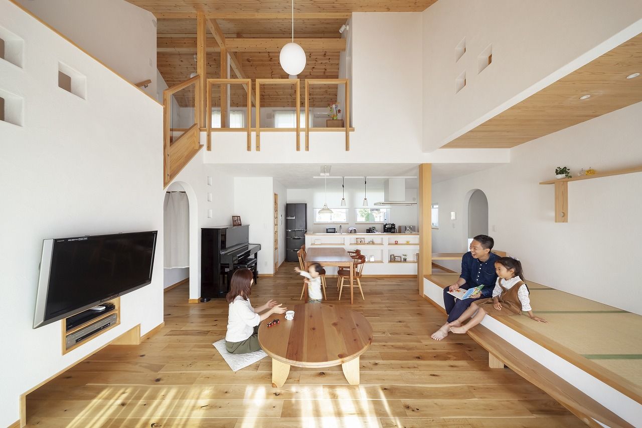 しのだ工務店 【2000万円台】漆喰と無垢材のコントラストが美しい。癒されるデザインと暮らしやすい間取りの家の建築実例画像2