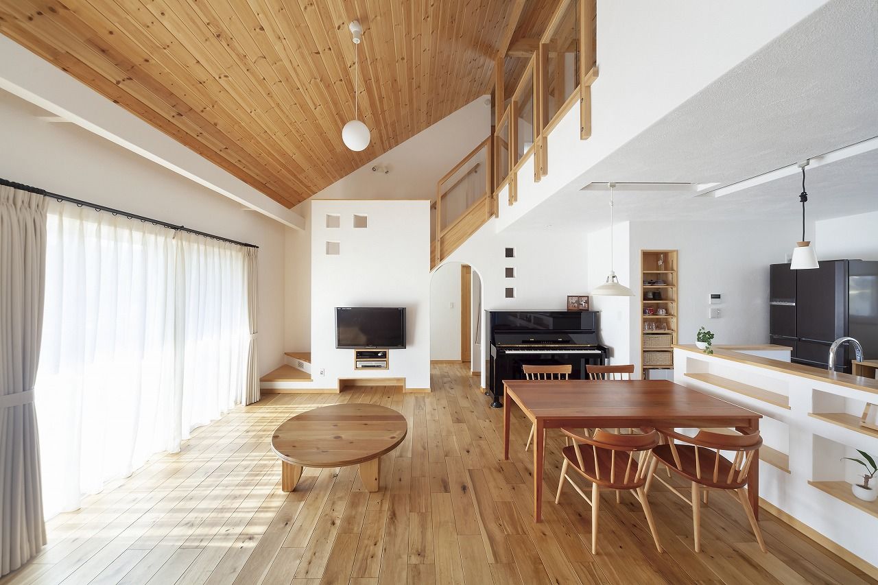 しのだ工務店 【2000万円台】漆喰と無垢材のコントラストが美しい。癒されるデザインと暮らしやすい間取りの家の建築実例画像3