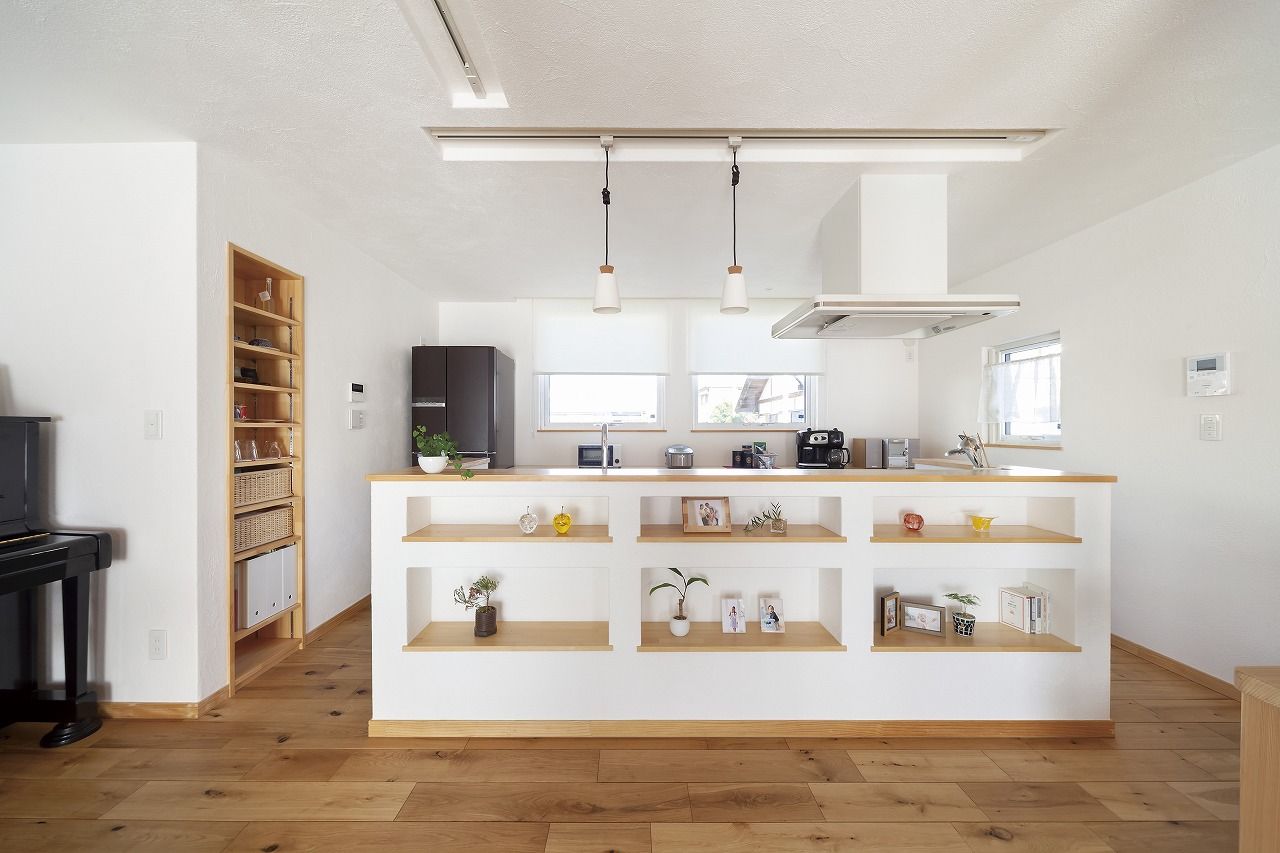 しのだ工務店 【2000万円台】漆喰と無垢材のコントラストが美しい。癒されるデザインと暮らしやすい間取りの家の建築実例画像4