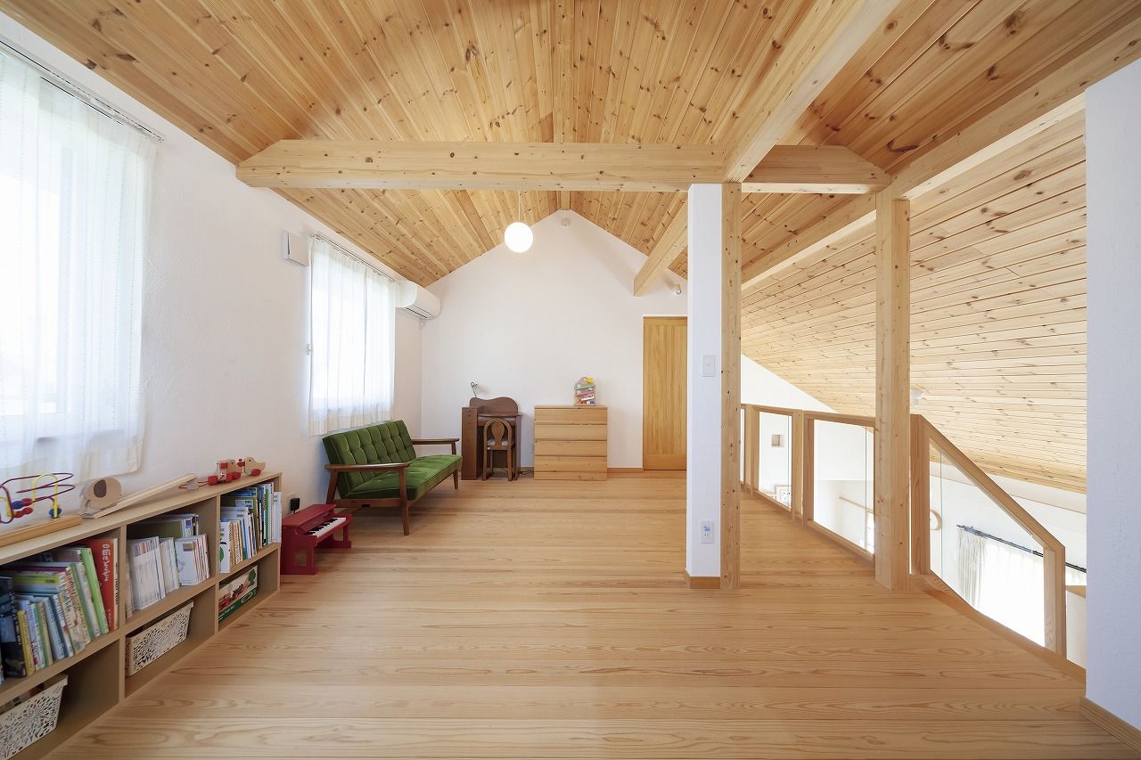 しのだ工務店 【2000万円台】漆喰と無垢材のコントラストが美しい。癒されるデザインと暮らしやすい間取りの家の建築実例画像6