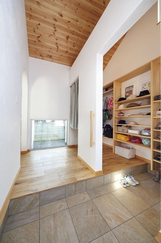 しのだ工務店 【2000万円台】漆喰と無垢材のコントラストが美しい。癒されるデザインと暮らしやすい間取りの家の建築実例画像7