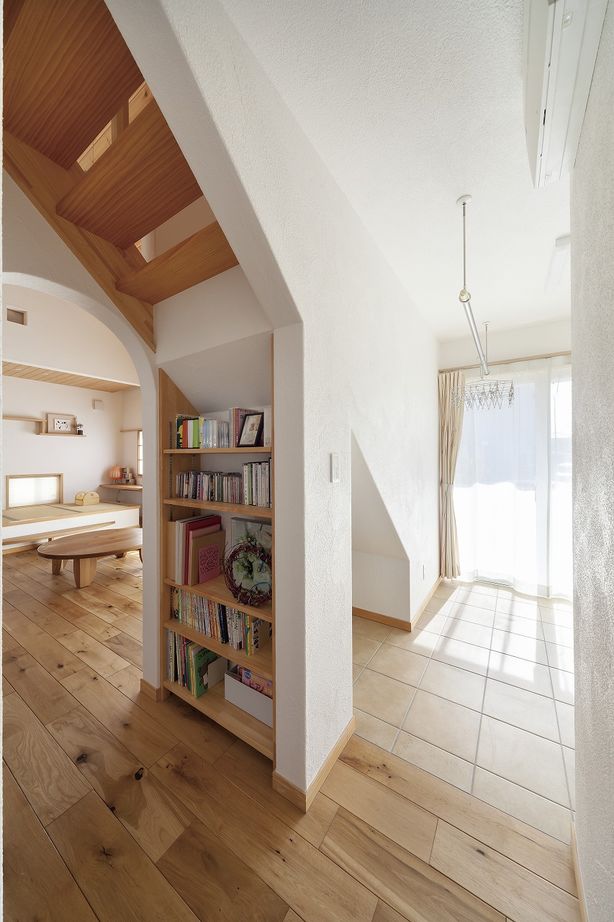 しのだ工務店 【2000万円台】漆喰と無垢材のコントラストが美しい。癒されるデザインと暮らしやすい間取りの家の建築実例画像10