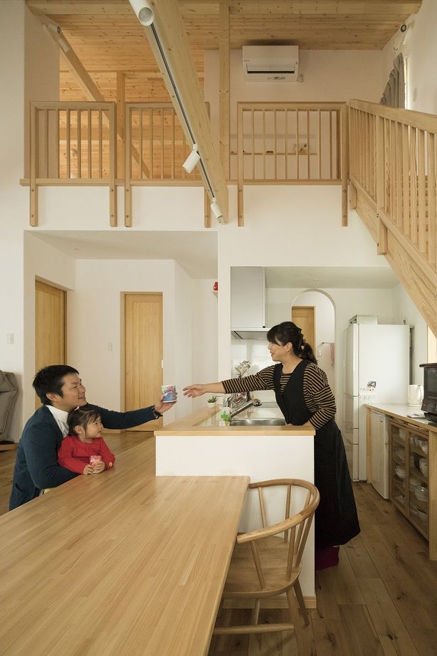 しのだ工務店 【2000万円台】造作の書庫で楽しむ読書時間。木の香りと漆喰の美しさに満ち溢れた自然素材の住まいの建築実例画像3