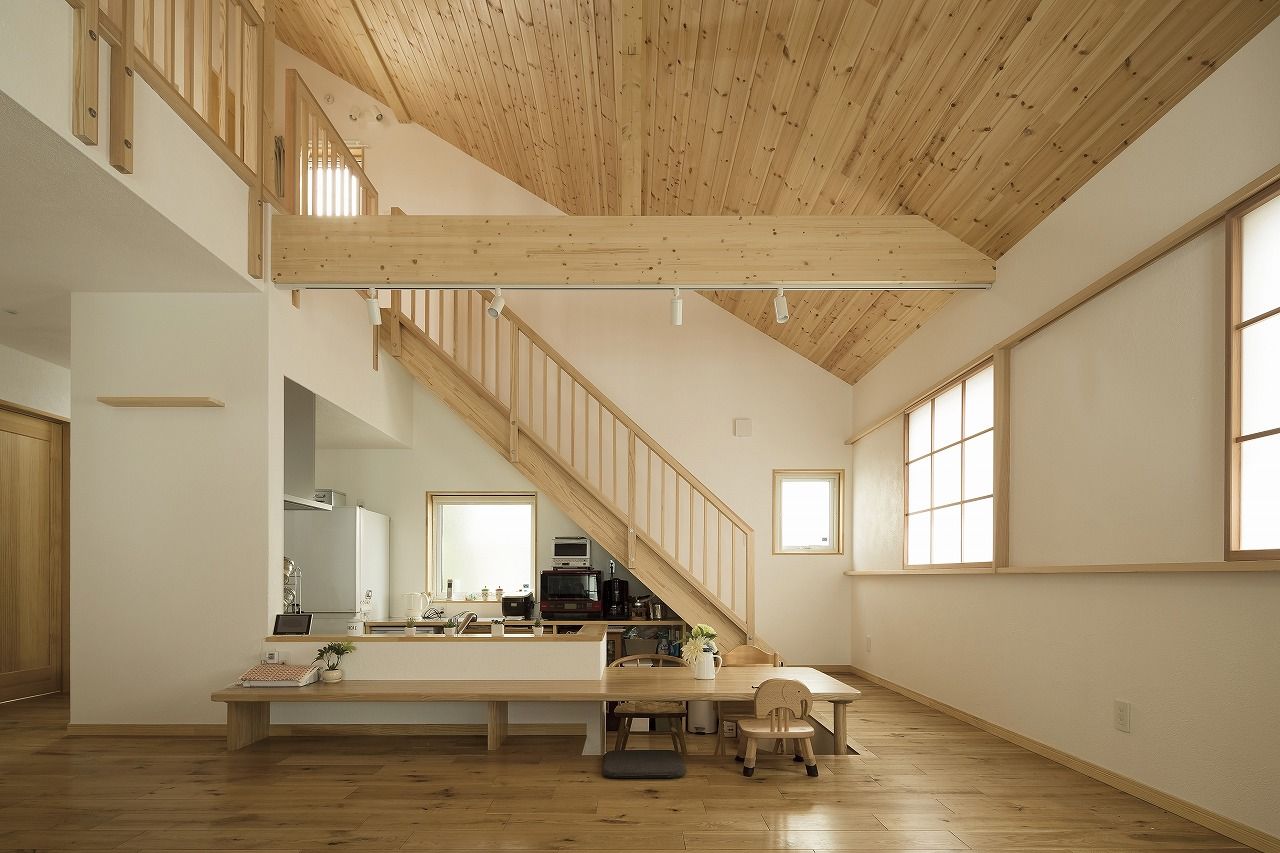 しのだ工務店 【2000万円台】造作の書庫で楽しむ読書時間。木の香りと漆喰の美しさに満ち溢れた自然素材の住まいの建築実例画像4