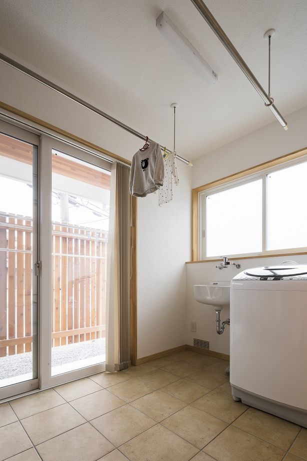 しのだ工務店 【2000万円台】造作の書庫で楽しむ読書時間。木の香りと漆喰の美しさに満ち溢れた自然素材の住まいの建築実例画像9