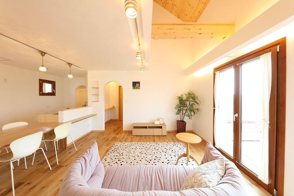 しのだ工務店 【2000万円台】絵本の世界への憧れをカタチに。漆喰の白壁とレンガ色の屋根、かわいいプロヴァンス風の家の建築実例画像2