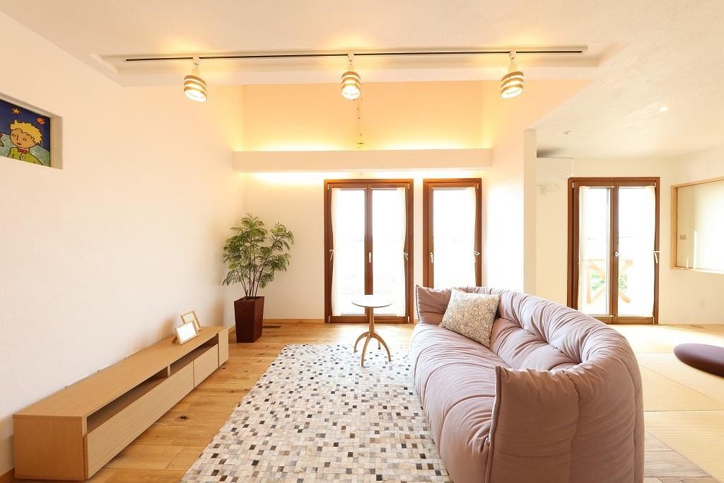 しのだ工務店 【2000万円台】絵本の世界への憧れをカタチに。漆喰の白壁とレンガ色の屋根、かわいいプロヴァンス風の家の建築実例画像3