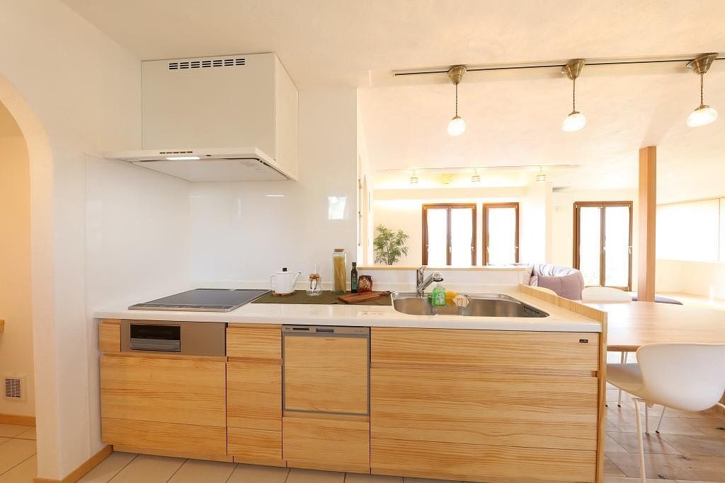 しのだ工務店 【2000万円台】絵本の世界への憧れをカタチに。漆喰の白壁とレンガ色の屋根、かわいいプロヴァンス風の家の建築実例画像4