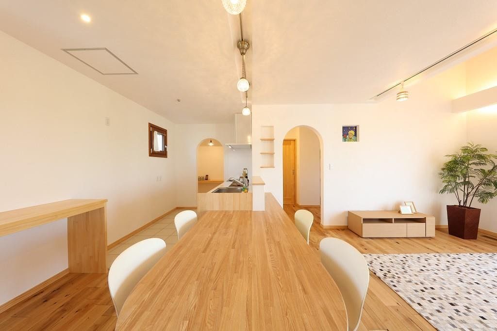 しのだ工務店 【2000万円台】絵本の世界への憧れをカタチに。漆喰の白壁とレンガ色の屋根、かわいいプロヴァンス風の家の建築実例画像6