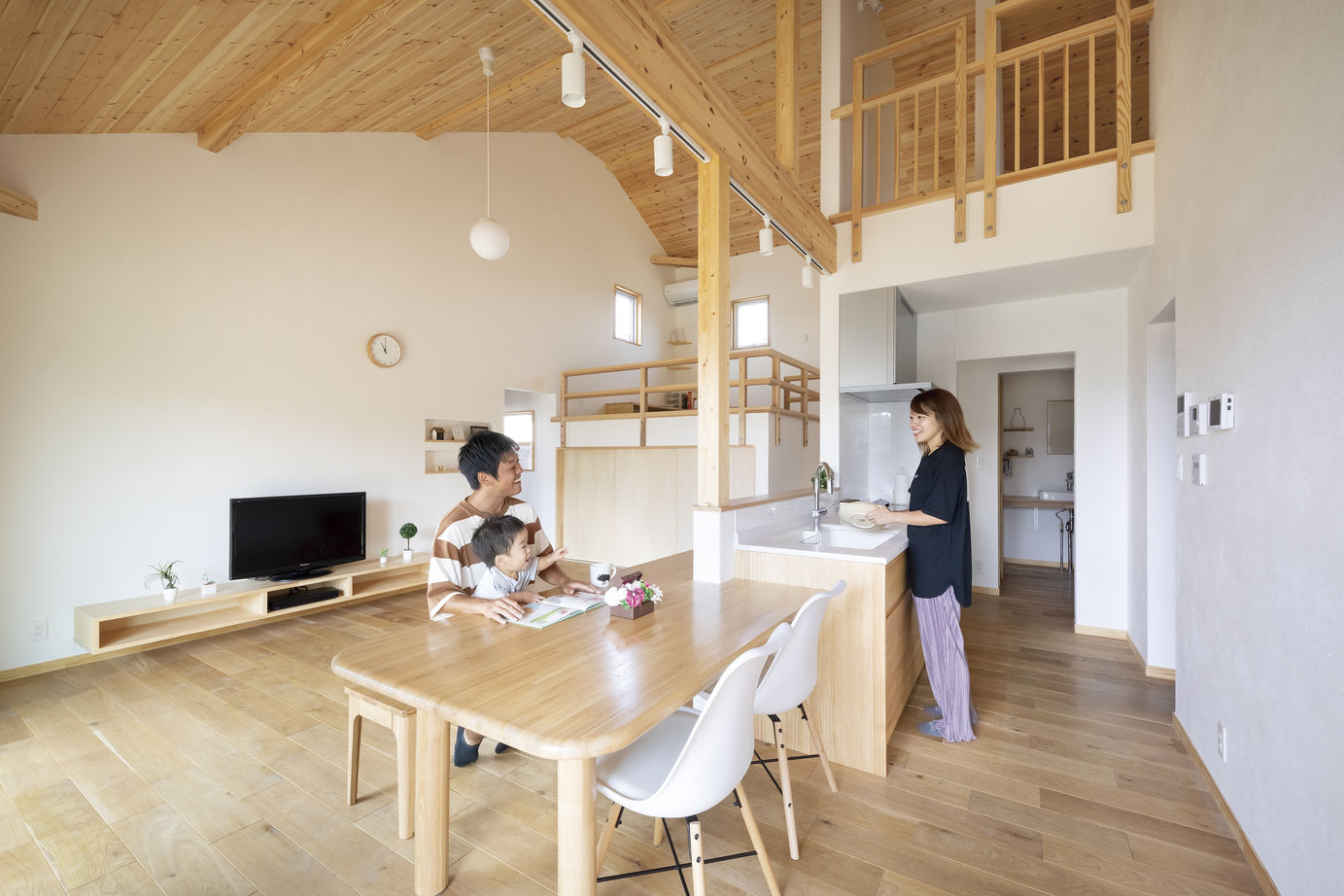 しのだ工務店 【2700万円台/平屋＋α】漆喰と木の質感に癒される。笑顔のアイデアで絆を育む家の建築実例画像2